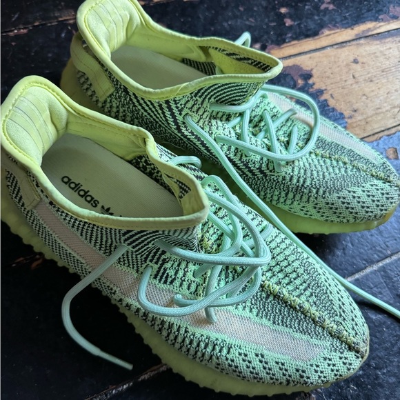 Men's adidas Yeezy Boost 350 V2 size 9 Neon Green - AUTHENTIC!